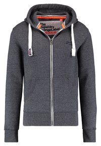Sudadera con cremallera de color gris oscuro, con cordones blancos, bolsillos tipo canguro y forro interior naranja que presenta texto en negro y rojo.