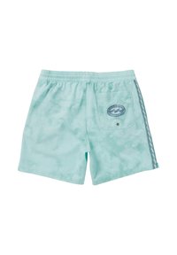 Pantaloni da bagno azzurri chiari con un motivo tie-dye, vita elastica e una tasca posteriore con un logo circolare. Dettaglio a strisce laterali presente.