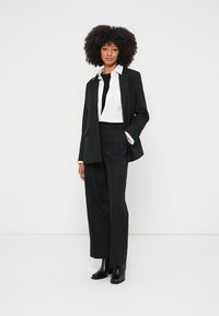 YAS YASRIU PANT - Auduma bikses - black