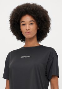 T-shirt nera a maniche corte realizzata in tessuto liscio, con il logo bianco "RIPCURL" stampato sul petto. Vestibilità semplice e rilassata con scollo tondo.