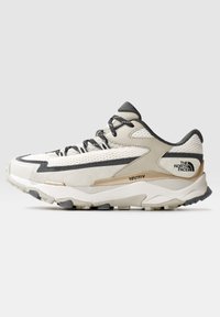 Zapatillas deportivas con una parte superior de malla blanca, acentos grises, detalles en dorado y suela de goma texturizada para mayor agarre. Diseño elegante y ligero.