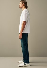 Next ESSENTIAL STRETCH STRAIGHT - Tiesaus kirpimo džinsai - dark blue tint