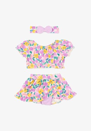Dziewczęcy kwiecisty top hiszpanka, pasująca spódniczka z przymocowanymi majteczkami i opaska na głowę z lawendową kokardą, wszystkie z różowymi, żółtymi i fioletowymi kwiatami.