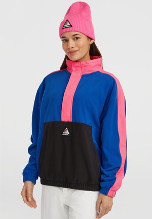 Kleurvolle fleecejas met een blauwe body, roze accenten en een zwarte voorzak. Voorzien van ribgebreide manchetten en een hoge kraag.