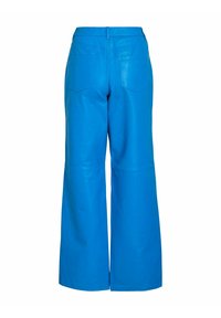 Sinised nahast laia säärega püksid, sileda tekstuuriga, kõrge vöökohaga ja kahe tagataskuga. Puhtad jooned ja moodne siluett.