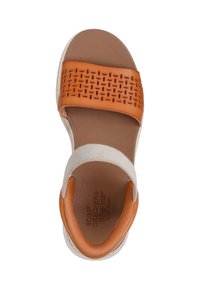 Tan slip-on sandaal met een geweven patroon op de bovenste band, een gevoerde binnenzool en een gestructureerde buitenzool. Elastische band over de enkel.