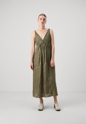 Vestido maxi de encaje en verde oliva con escote en V y tirantes finos. Presenta una cintura ceñida y una falda fluida con un patrón texturizado.