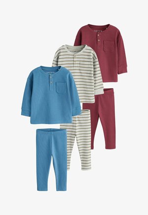 Tre sæt med langærmede toppe og matchende bukser til småbørn i blå, stribet beige og brun samt ensfarvet brun.