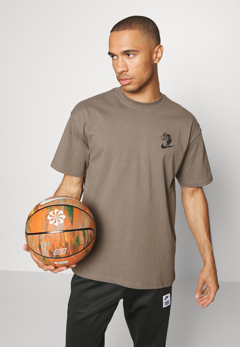 Herren Shirts | Nike Performance TEE SUSTAINABLE T-Shirt print olive grey/oliv-meliert - FO92942 Herren Shirts | Nike Performance TEE SUSTAINABLE T-Shirt print olive grey/oliv-meliert - FO92942