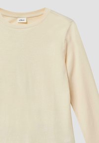 Lichtbeige lange mouwen top met een ronde halslijn, gemaakt van zachte stof, met een eenvoudig ontwerp en subtiele stiksels langs de schouders.