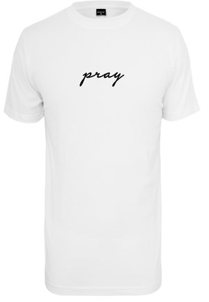 Witte t-shirt met korte mouwen van katoen, voorzien van zwarte cursieve tekst "pray" over de borst. Rond de hals en standaard pasvorm.