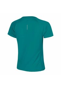 Camiseta deportiva de manga corta color teal mostrada desde atrás con una pequeña tira reflectante vertical centrada debajo del cuello.