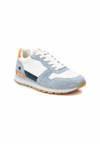 Sneaker in suede blu e tessuto bianco con striscia navy, dettagli arancioni e suola in gomma. Presentano lacci piatti e colletto imbottito.