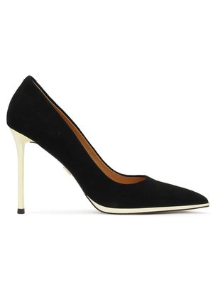 Scarpa nera in suede con tacco alto e punta affusolata, caratterizzata da un tacco dorato a contrasto e una bordatura bianca lungo la suola.