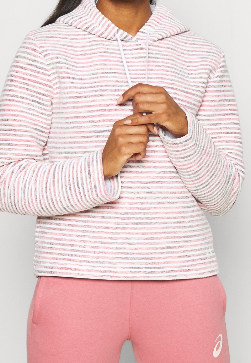 Kapuzenpullover mit einem gestreiften Muster in Rosa, Weiß und Grau. Der Stoff wirkt strukturiert und hat ein Zugband sowie Bündchen an den Ärmeln.