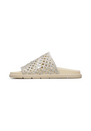 Sandalo beige tipo slide con tomaia intrecciata in argento metallizzato e crema e suola piatta imbottita pensata per un uso casual.