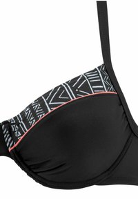 Schwarzer Bikini-Oberteil mit geometrischem weißen Muster und korallenfarbenen Akzenten. Verfügt über gepolsterte Cups und verstellbare Träger. Aus glattem, elastischem Material.