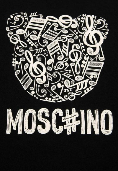 T-shirt nera con una grafica bianca di note musicali e simboli che formano un cuore, con il testo "MOSC#INO" in basso.