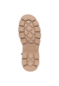Suela de bota de goma color canela con un patrón texturizado y de relieve que presenta rectángulos y diamantes para un mejor agarre. Sección trasera plana y borde frontal redondeado.