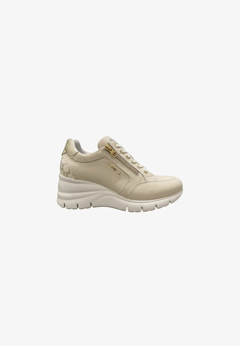 Baskets en cuir beige avec fermeture éclair latérale, avant à lacets, talon à motif et semelle blanche épaisse, conçues pour un usage décontracté.