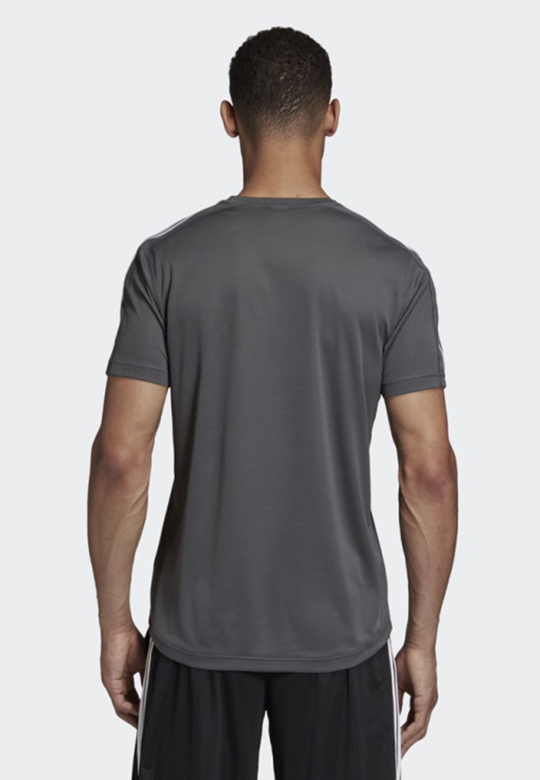 design 2 move 3 stripes tee