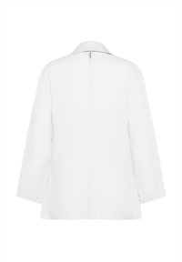 Biała lniana marynarka z kołnierzem, długimi rękawami i szwem z tyłu na środku. Charakteryzuje się prostym i czystym designem, bez dodatkowych ozdób.