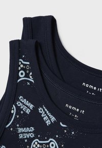 Deux débardeurs navy en mélange de coton, présentant des graphismes sur le thème du jeu avec le texte "GAME OVER", des étoiles et des motifs de manette.