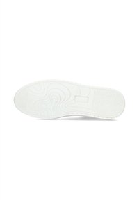 Sole di sneaker bianca caratterizzata da una superficie liscia con motivi ondulati e una sezione con grip a spina di pesce nella parte posteriore. Design semplice e minimalista.