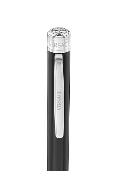 Svart penna med en polerad silverklämma, med en präglad lejonemblem på locket och Versace-logotypen ingraverad på sidan.