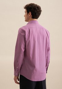 Camicia a maniche lunghe di colore rosa con un motivo geometrico, dotata di colletto classico e polsini con bottone, realizzata in tessuto leggero.