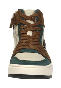 Hoge sneaker met een bovenwerk van crèmekleurig leer, donkergroene suède accenten, bruine veters en een gestructureerde rubberen zool. Beschikt over een geperforeerde teenbox.