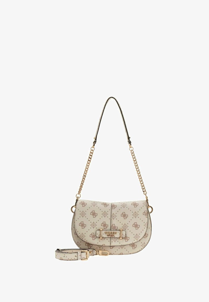 Sac à main en cuir beige à forme incurvée, équipé de ferrures dorées, d'une chaîne et d'une bandoulière, avec un motif de logo en relief sur la surface.