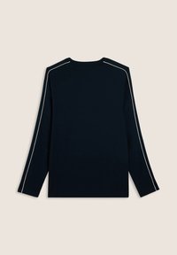 Maglia a maniche lunghe di colore blu navy con collo rotondo, caratterizzata da cuciture bianche sulle spalle e lungo le maniche. Tessuto morbido.