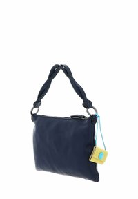 Sac à main en cuir navy avec finition texturée, fermeture éclair et poignées arrondies. Comprend une étiquette jaune avec un accent de bouton bleu.
