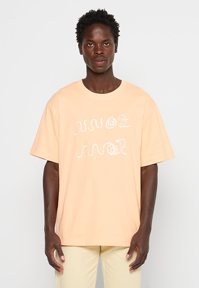 NN.07 T-shirt print abrikoos