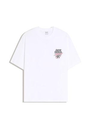 Biele tričko s krátkym rukávom s malou grafikou na hrudi, ktorá obsahuje text "NOT YOUR", ružové štýlové slovo a čierno-ružový hviezdny vzor na ľavej strane.