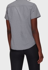 Camicia a maniche corte in motivo gingham bianco e nero, con orlo curvo e dettaglio della spalla a retro, realizzata in tessuto leggero.