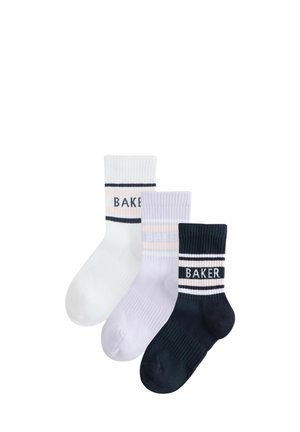 Tre paia di calze rigate. Colori: bianco, viola chiaro e blu navy. Ognuna presenta una banda con il testo "BAKER" e strisce sul polsino.