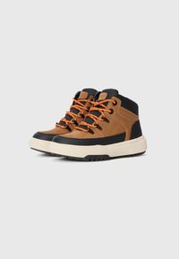 Chaussures montantes en cuir marron avec des accents noirs et des lacets orange. Tige texturée et semelle blanche contrastante avec un dessous en caoutchouc noir à crampons.