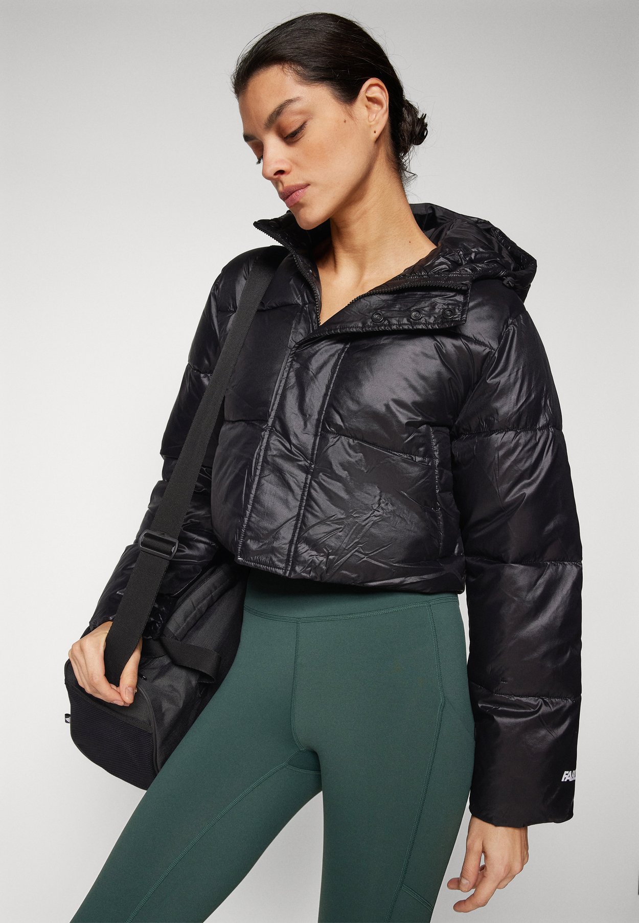 ESSENTIAL CROPPED HOODED PUFFER