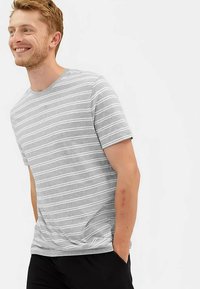 T-shirt grigia a maniche corte con strisce orizzontali bianche, scollo rotondo, texture morbida e vestibilità comoda.