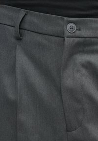 Σκούρες γκρι tailored παντελόνες με κούμπωμα, θηλιές ζώνης και πιεσμένο μπροστά λεπτομέρεια.