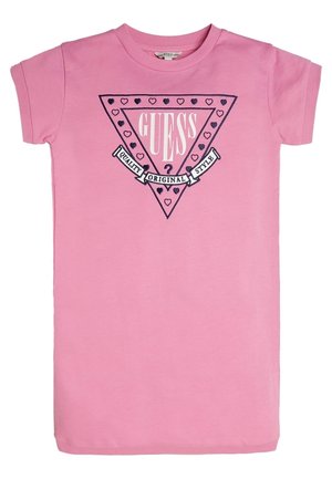 Robe t-shirt rose à manches courtes avec un logo triangulaire comprenant de petits cœurs et le texte "GUESS" et "Quality Original Style" sur le devant.