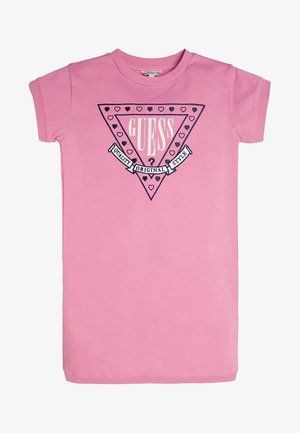 Robe t-shirt rose à manches courtes avec un logo triangulaire comprenant de petits cœurs et le texte "GUESS" et "Quality Original Style" sur le devant.