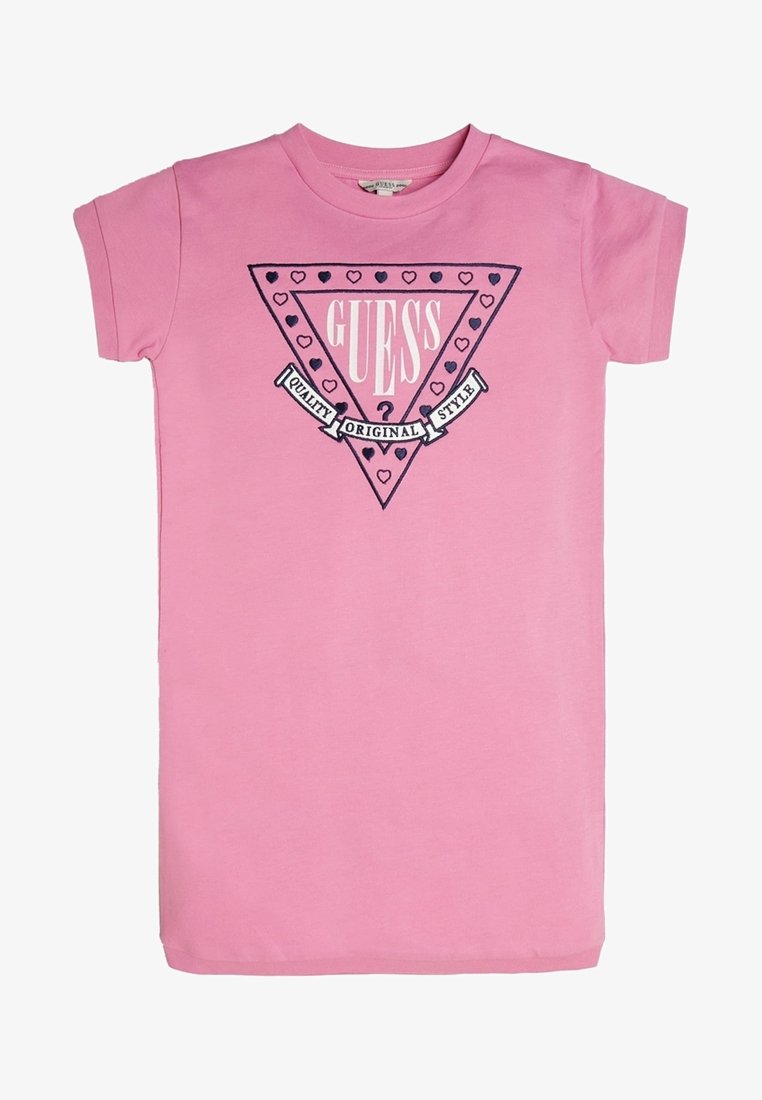 Robe t-shirt rose à manches courtes avec un logo triangulaire comprenant de petits cœurs et le texte "GUESS" et "Quality Original Style" sur le devant.
