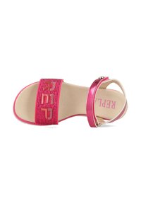 Roze sandaal met een gestructureerde band met rhinestones en logo, glanzend synthetisch bovenwerk en een verstelbare enkelband. Plat voetbed.