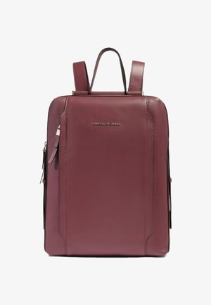 Mochila de cuero burdeos con dos correas para hombros, textura suave, logo dorado sutil y bolsillos laterales con cremallera para mayor funcionalidad.