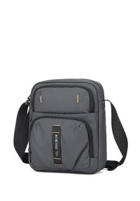 Borsa a tracolla grigia realizzata in tessuto resistente, con due scomparti con cerniera, tracolla regolabile e dettagli in cucitura gialla.