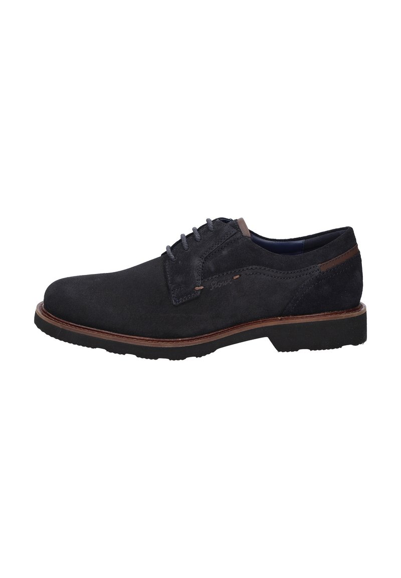 Chaussure de ville en daim noir pour homme, avec des lacets, garnie de finitions marron et une semelle épaisse noire, photographiée de l'extérieur sur fond blanc.