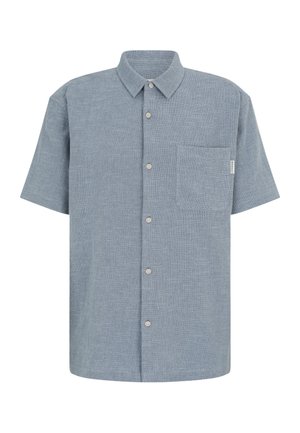 Hellblaues kurzärmeliges Hemd mit Knopfleiste, Kragen und einer Brusttasche mit kleinem weißem Etikett auf der rechten Seite.